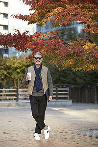咖啡树素材秋季老人在公园里走路背景