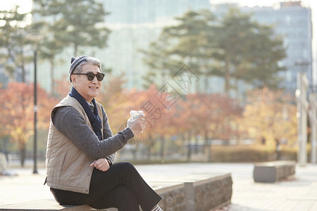 秋季老人在公园里休息图片