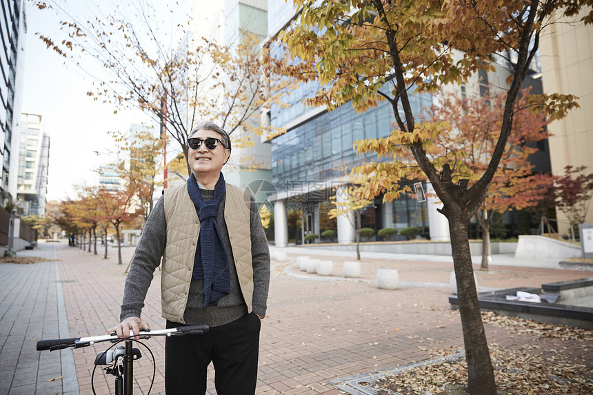秋季老人在户外骑自行车图片
