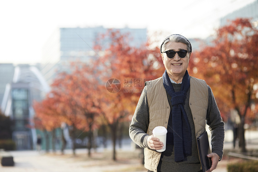 秋天户外游玩的老人图片
