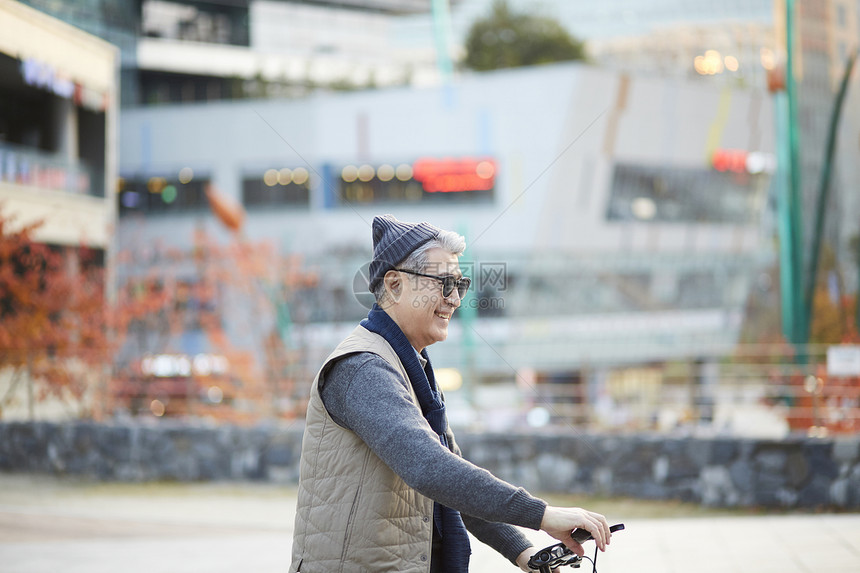 户外骑自行车的老人图片