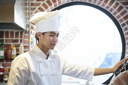 餐馆戴厨师帽的专业人士图片