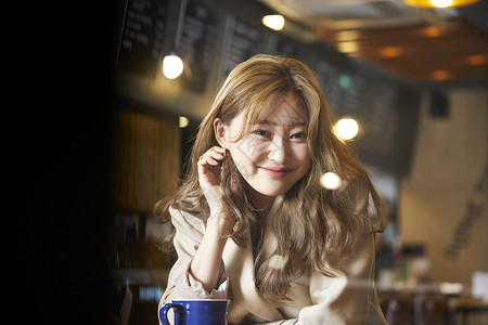 在咖啡店喝咖啡的女生图片