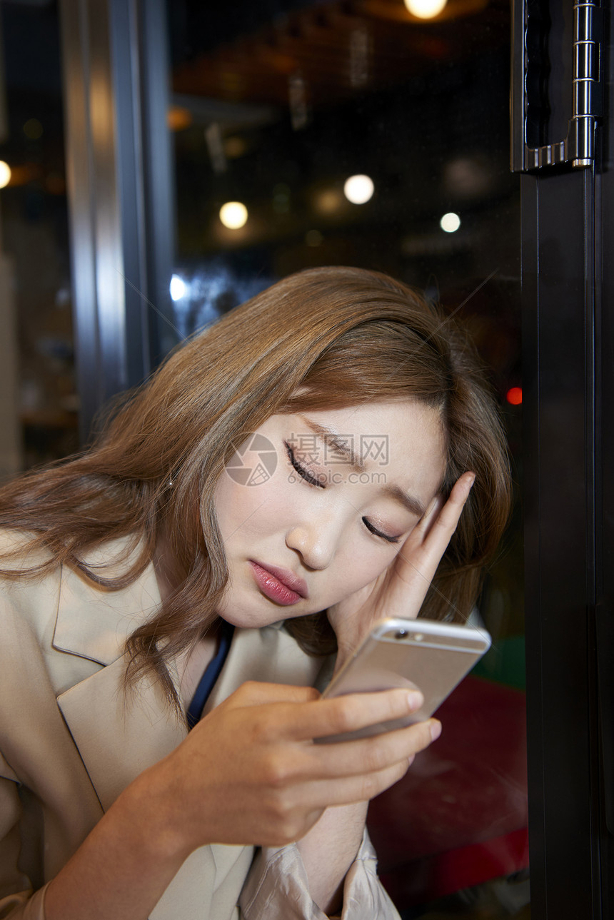 往下看餐馆峰年轻女子韩国人咖啡馆图片