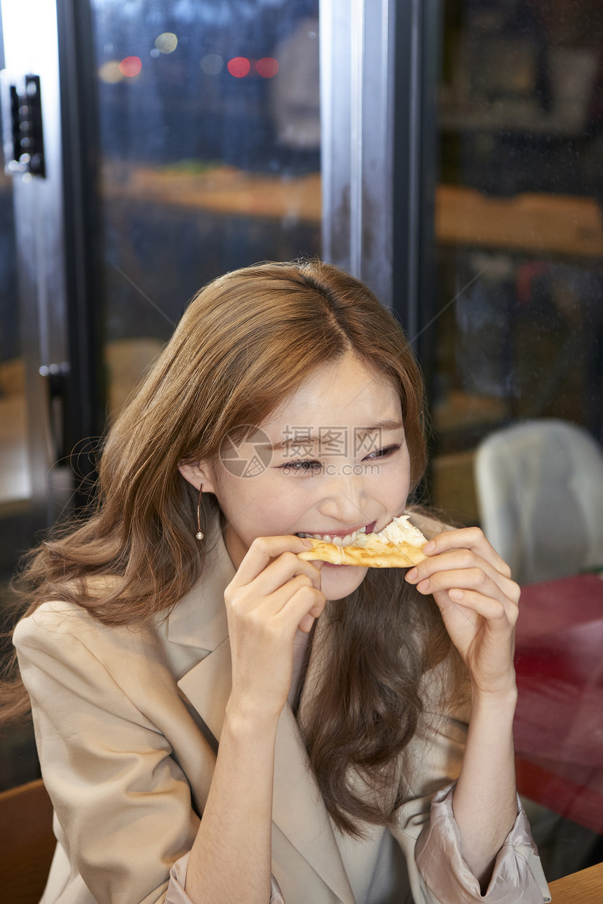 炸薯条餐馆长发年轻女子韩国人咖啡馆图片
