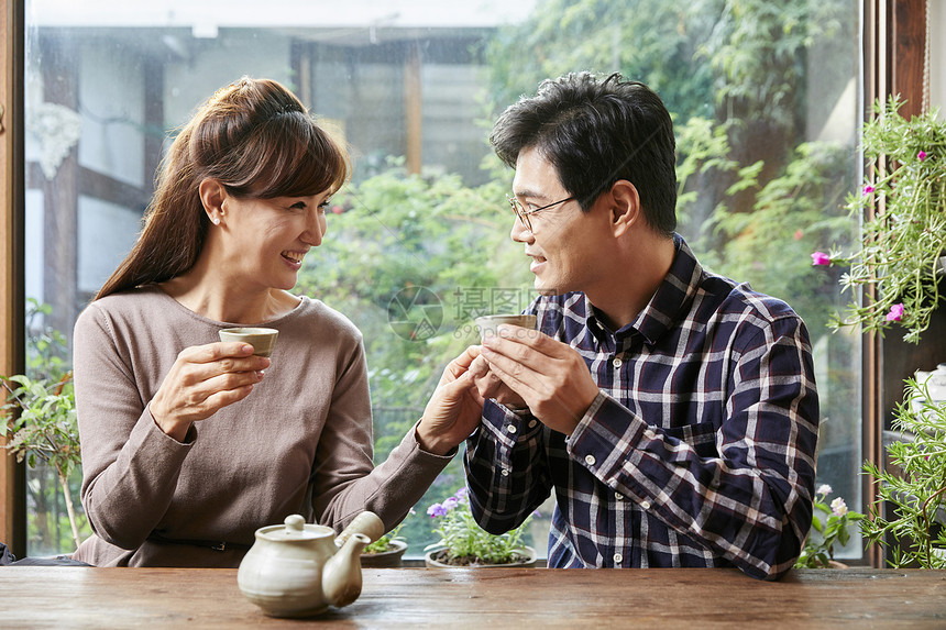 年轻夫妇约会喝茶图片