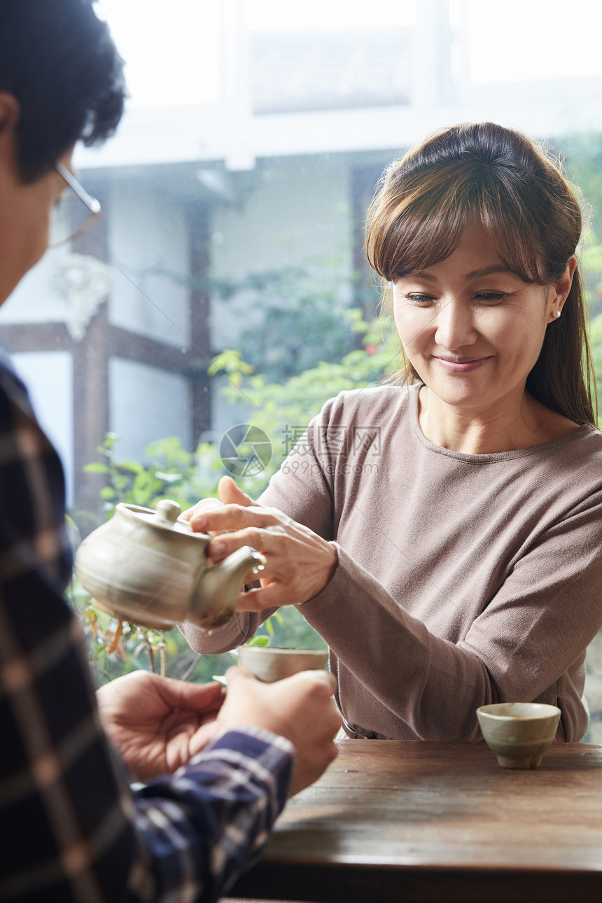 在内在一起坐夫妻丈夫妻子约会图片