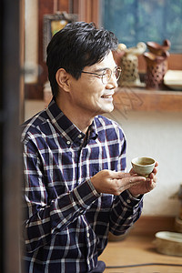 亚洲人半身像神谕中年男子咖啡馆图片