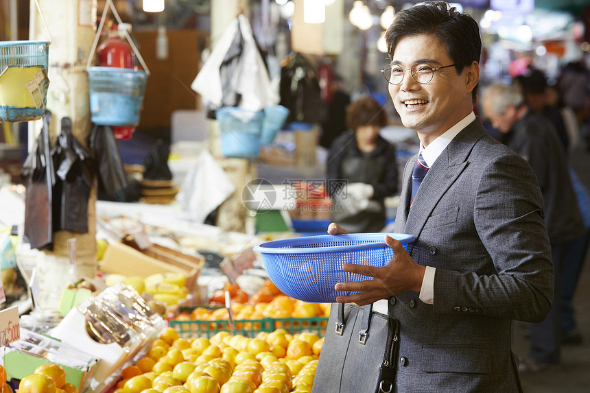 都市白领在菜市场购买菜品图片