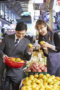 律师在菜市场亲民购物买菜买水果背景图片