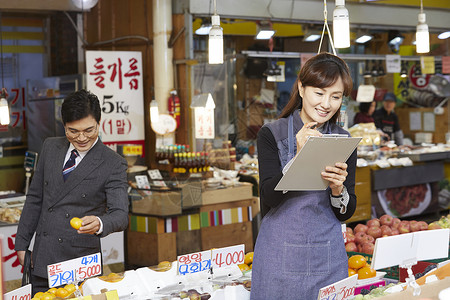 韩国人成年男子笑商人市场购物图片