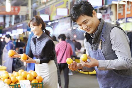 律师在菜市场亲民购物买菜买水果背景图片