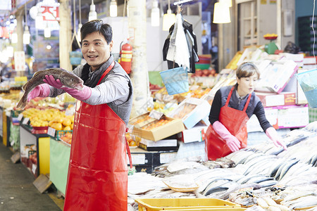 律师在菜市场亲民购物买菜买水果图片