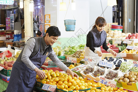 都市白领在菜市场购买商品背景图片