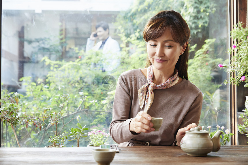中年女性在茶社喝茶图片