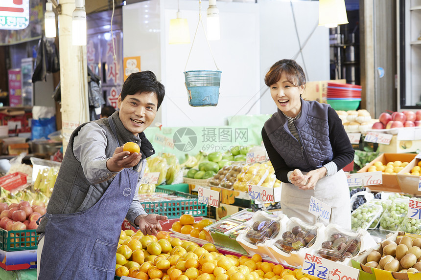 坚定的凝视韩国水果中年商人传统市场图片