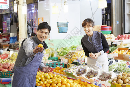坚定的凝视韩国水果中年商人传统市场图片