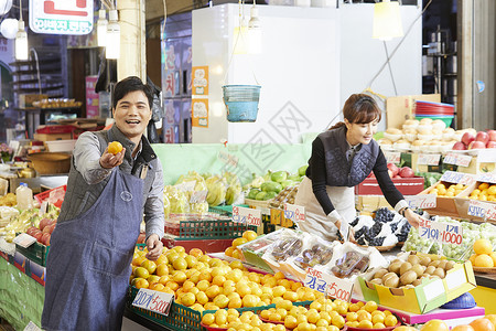 商店老板在卖水果图片