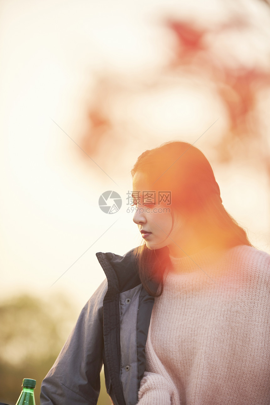 夕阳下的年轻女子图片