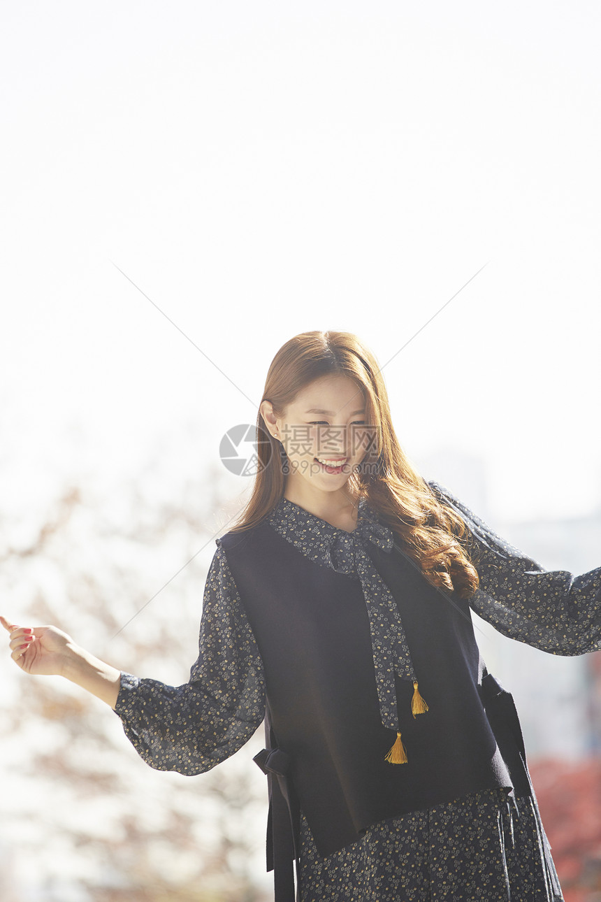 放松快乐张开双臂年轻女子大学生生活图片