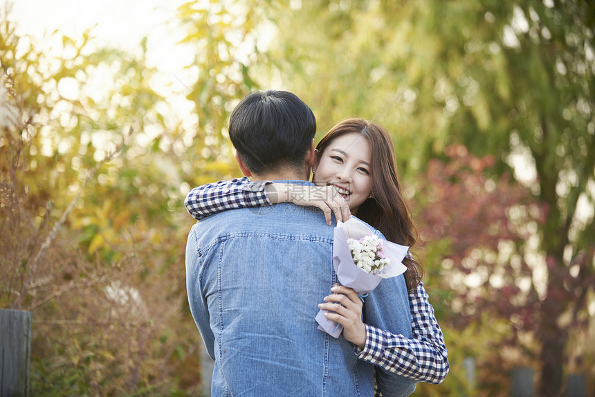 夫妇青年一束花情人情侣约会图片