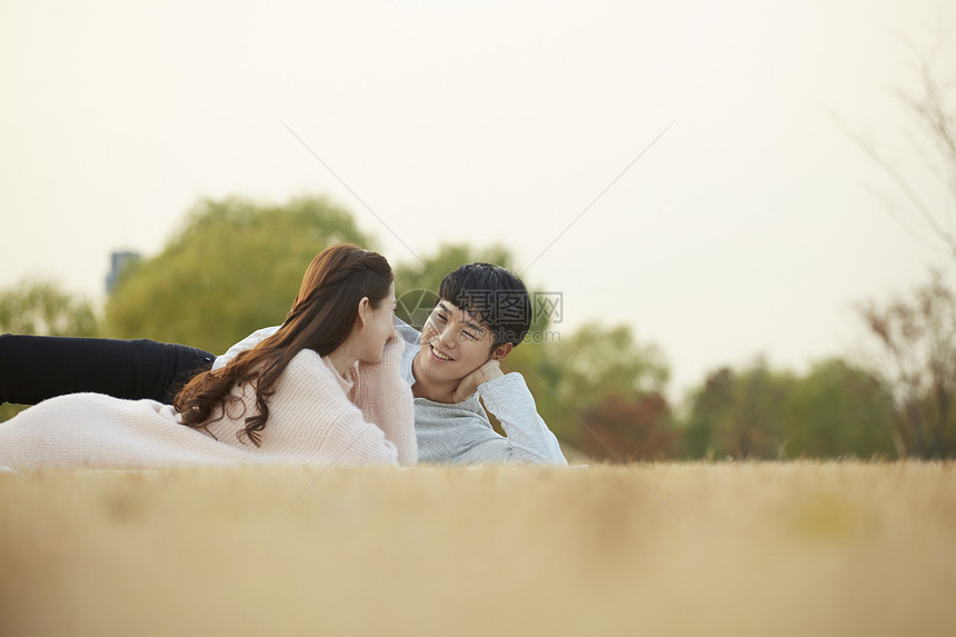 年轻人夫妇微笑情人情侣约会图片