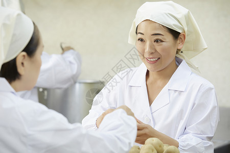 亚洲人兼职者指示午餐做饭图片