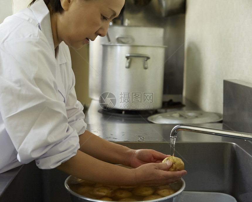 五十年代五十多岁吃午餐做饭图片