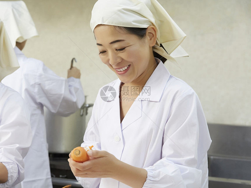 女孩四十来岁人物午餐做饭图片