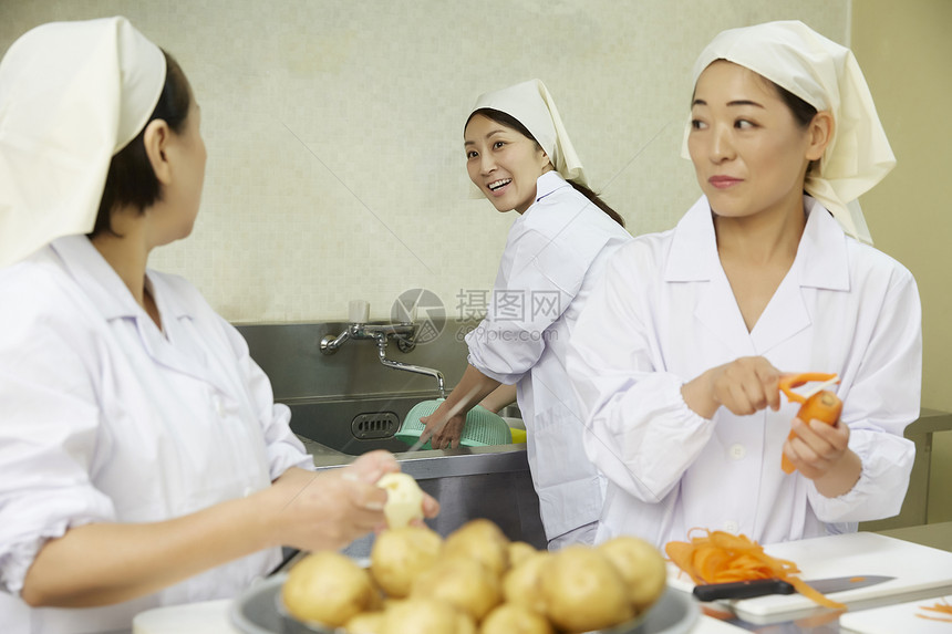 女士们欣赏烹饪午餐做饭图片