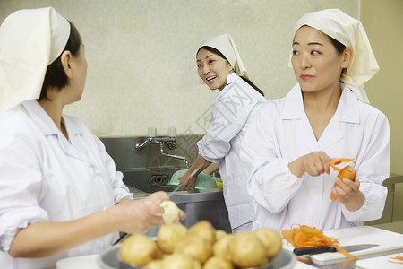 女士们欣赏烹饪午餐做饭图片