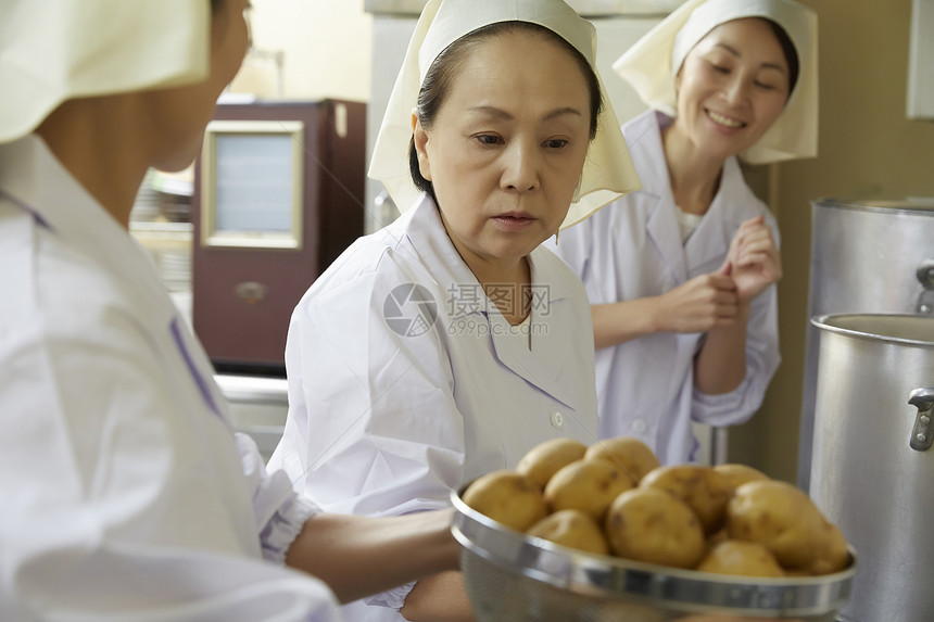 初级中学土豆五十多岁午餐做饭图片