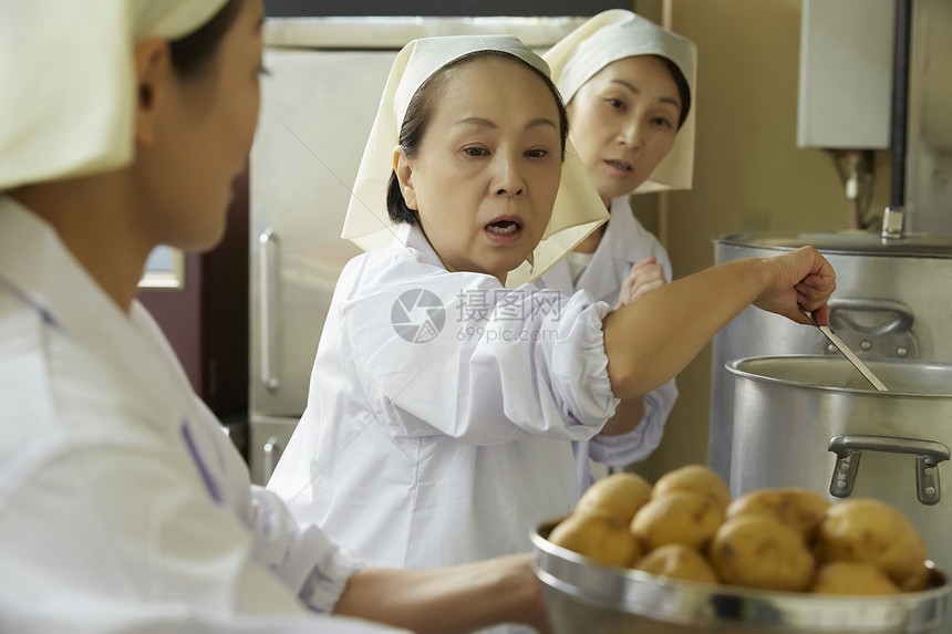 沮丧三个人建造午餐做饭图片