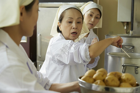 沮丧三个人建造午餐做饭图片