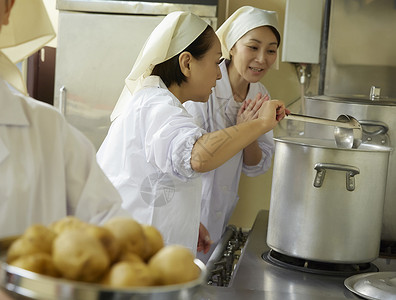 检查罐子40多岁午餐做饭图片