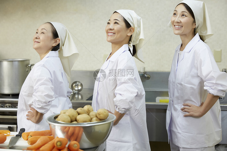 同伴笑容烹饪午餐做饭图片