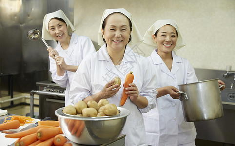 食堂厨房做饭阿姨图片