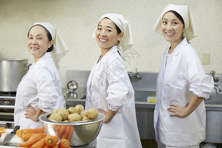 中年女性食堂开心做饭图片