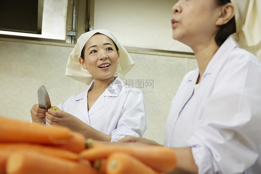 女进餐胡萝卜午餐做饭图片