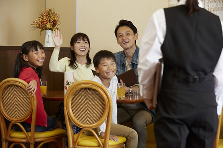 室内家庭餐馆指挥家庭中的家庭背景图片