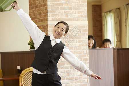 有趣亚洲人日本人工作的家庭餐馆职员图片