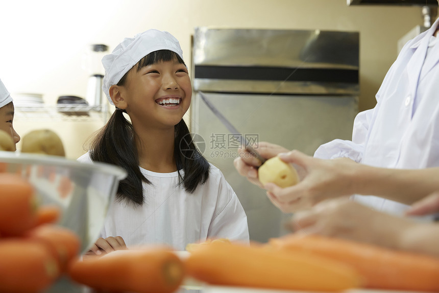 生产烹调微笑小学午餐图片