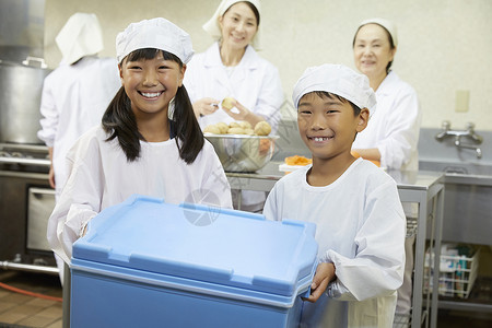 小学生帮助分发午餐图片