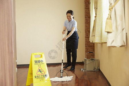 酒店设施清洁人员背景图片