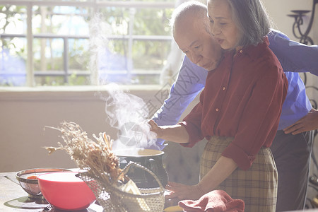 恩爱老年夫妇做饭图片