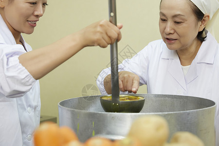 中年女性食堂做饭图片