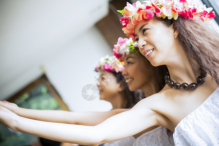 年轻女生草裙舞者舞蹈图片