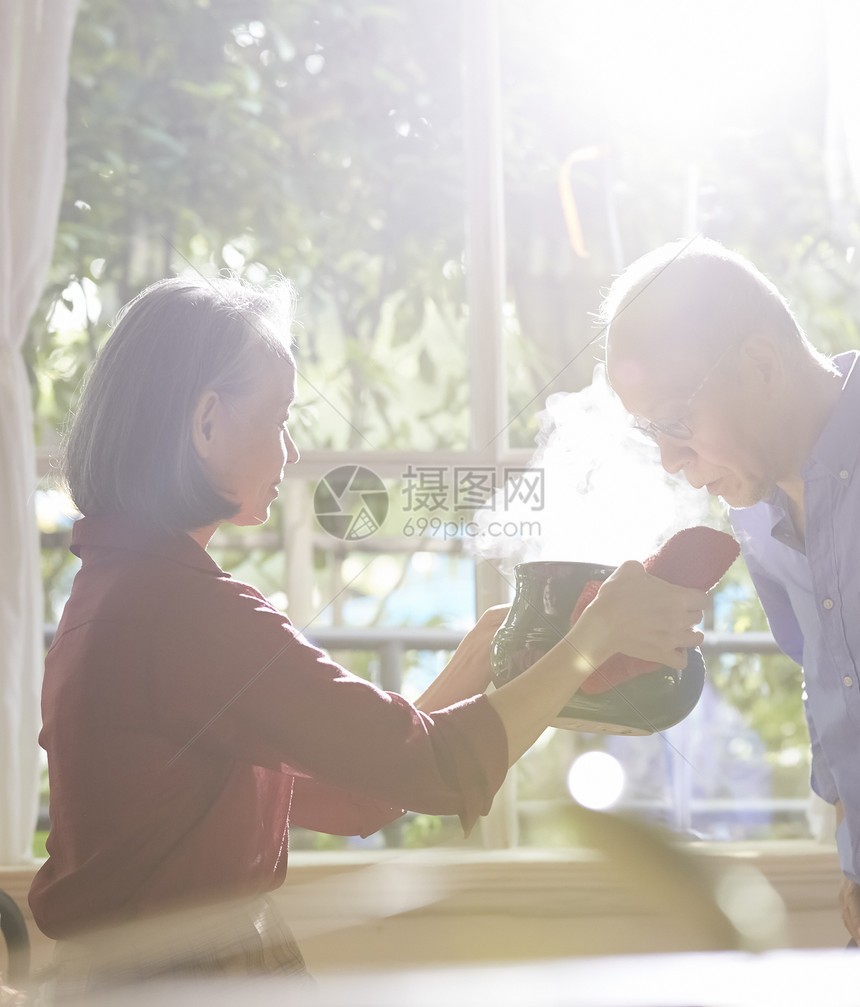 老年夫妻居家生活图片