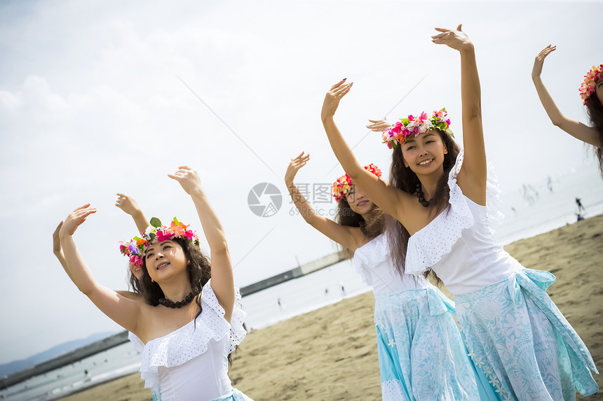 海滩上跳夏威夷风情舞蹈图片
