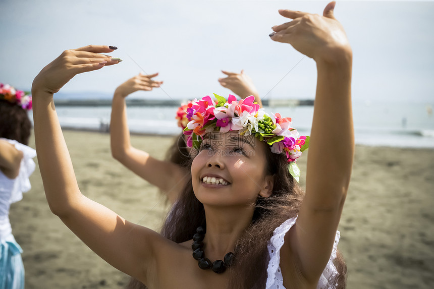 海滩上头戴花环的舞者图片